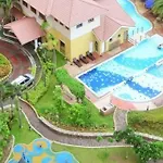 Near Manila Airport, Mailz Homez Cozy 2 Bedroom Condo, Full Kitchen, Swimming Pool, Wifi, 4R