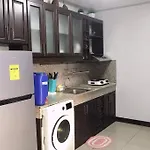 Near Manila Airport, Mailz Homez Cozy 2 Bedroom Condo, Full Kitchen, Swimming Pool, Wifi, 4R