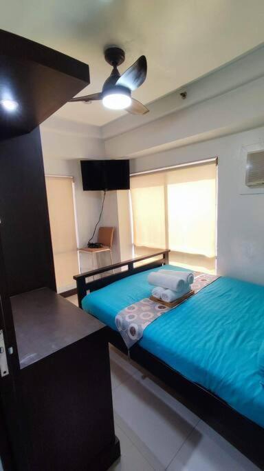 Near Airport, Mailz Homez Cozy 2 Bedroom Condo, Full Kitchen, Swimming Pool, Wifi, 4r Apartment Manila