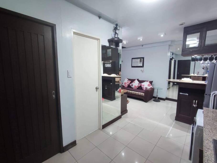Apartment Near Airport, Mailz Homez Cozy 2 Bedroom Condo, Full Kitchen, Swimming Pool, Wifi, 4r Manila