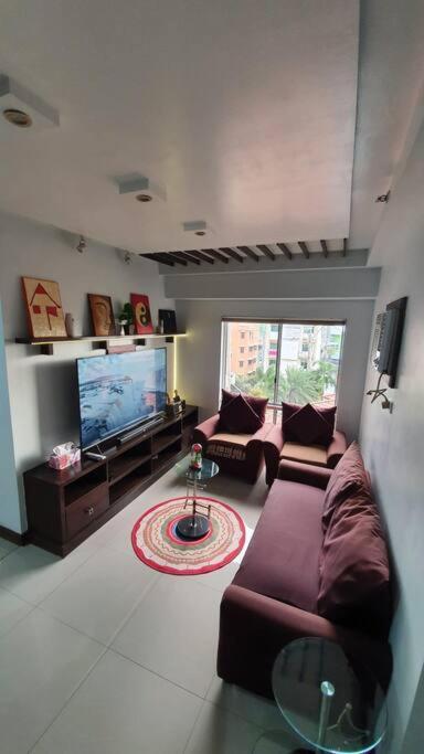 Apartment Near Airport, Mailz Homez Cozy 2 Bedroom Condo, Full Kitchen, Swimming Pool, Wifi, 4r Manila