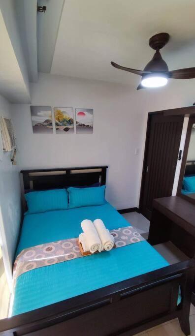 Near Airport, Mailz Homez Cozy 2 Bedroom Condo, Full Kitchen, Swimming Pool, Wifi, 4r Manila