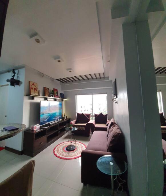 Near Airport, Mailz Homez Cozy 2 Bedroom Condo, Full Kitchen, Swimming Pool, Wifi, 4r Apartment *