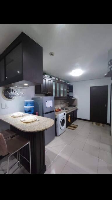 Near Airport, Mailz Homez Cozy 2 Bedroom Condo, Full Kitchen, Swimming Pool, Wifi, 4r Manila