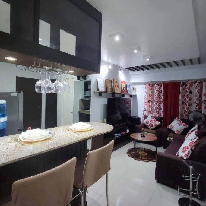 Near Airport, Mailz Homez Cozy 2 Bedroom Condo, Full Kitchen, Swimming Pool, Wifi, 4r Apartment Manila